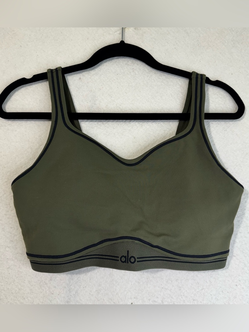 ALO Yoga Airbrush Heart Throb Sweetheart NecklineOlive Green Seamless Sports Bra